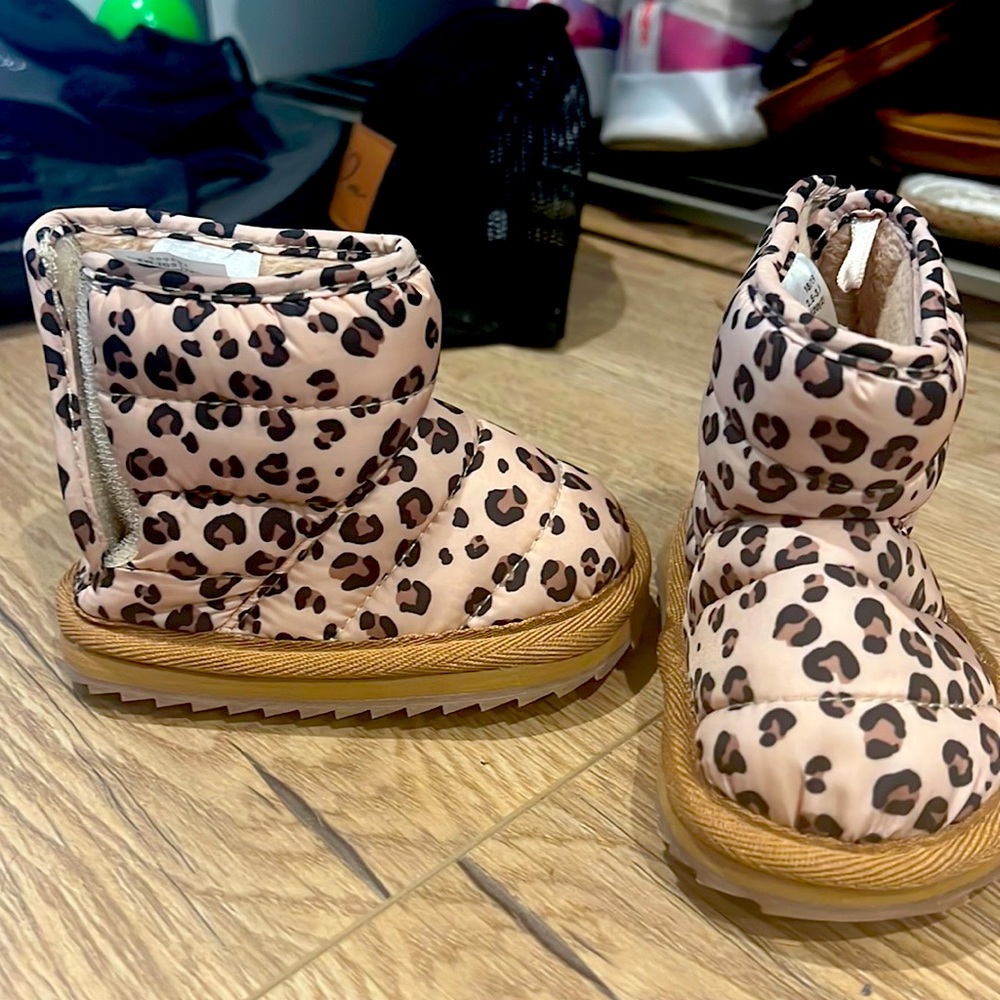 Toddler Pink cheetah print puffer boots